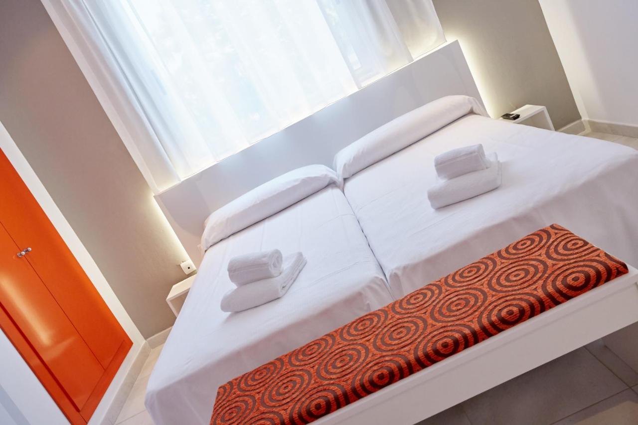 Hotel Dl Port เกรา เด กัสเตยอน ภายนอก รูปภาพ