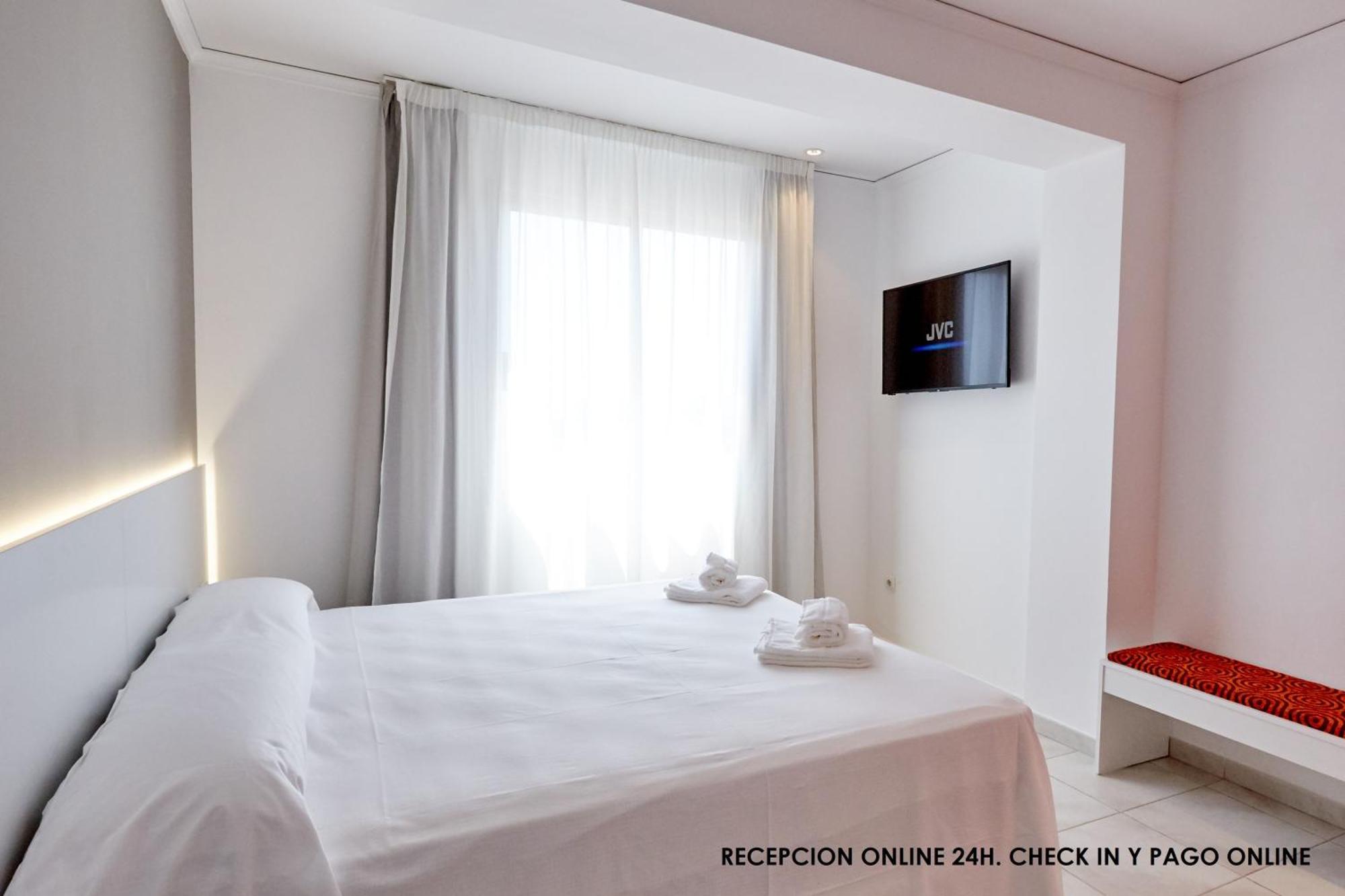 Hotel Dl Port เกรา เด กัสเตยอน ภายนอก รูปภาพ