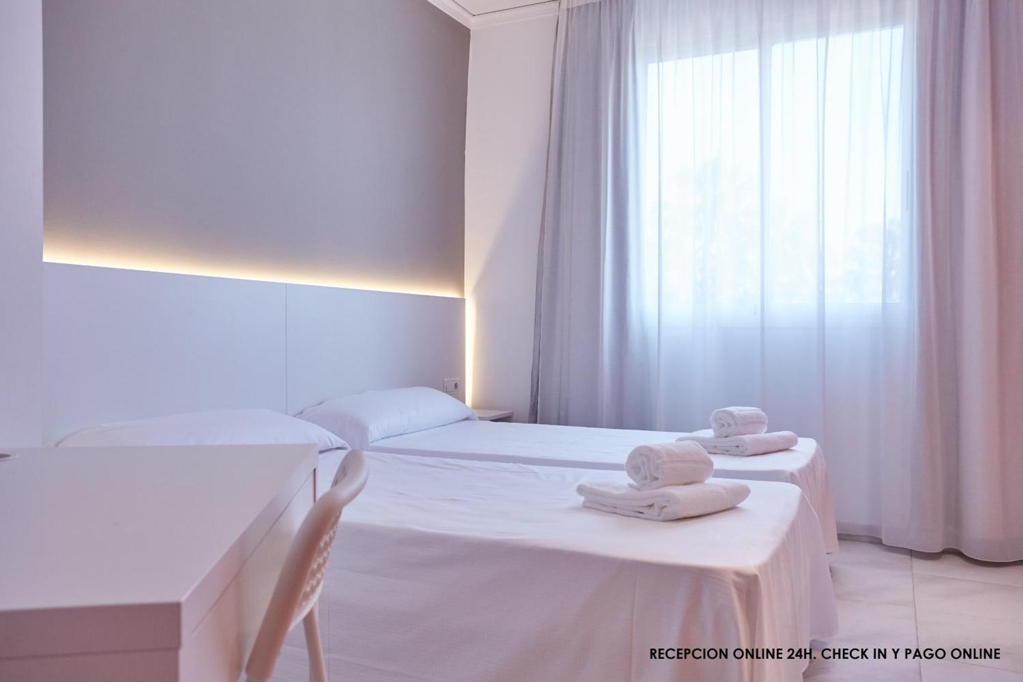 Hotel Dl Port เกรา เด กัสเตยอน ภายนอก รูปภาพ