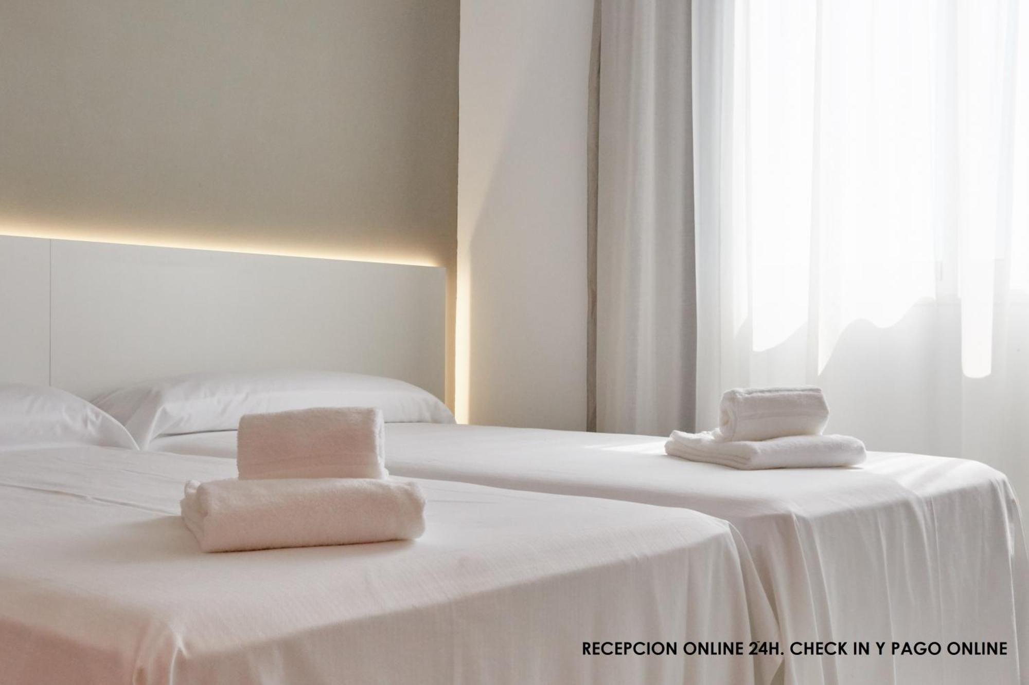 Hotel Dl Port เกรา เด กัสเตยอน ภายนอก รูปภาพ