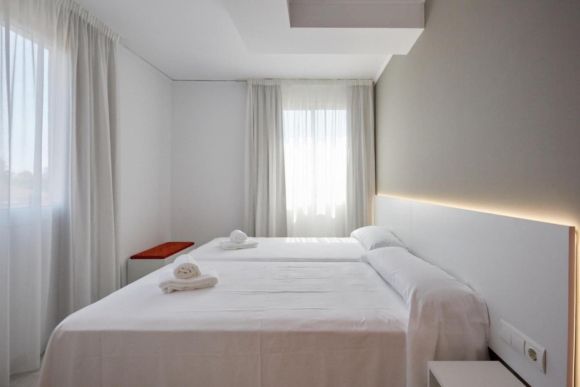Hotel Dl Port เกรา เด กัสเตยอน ภายนอก รูปภาพ